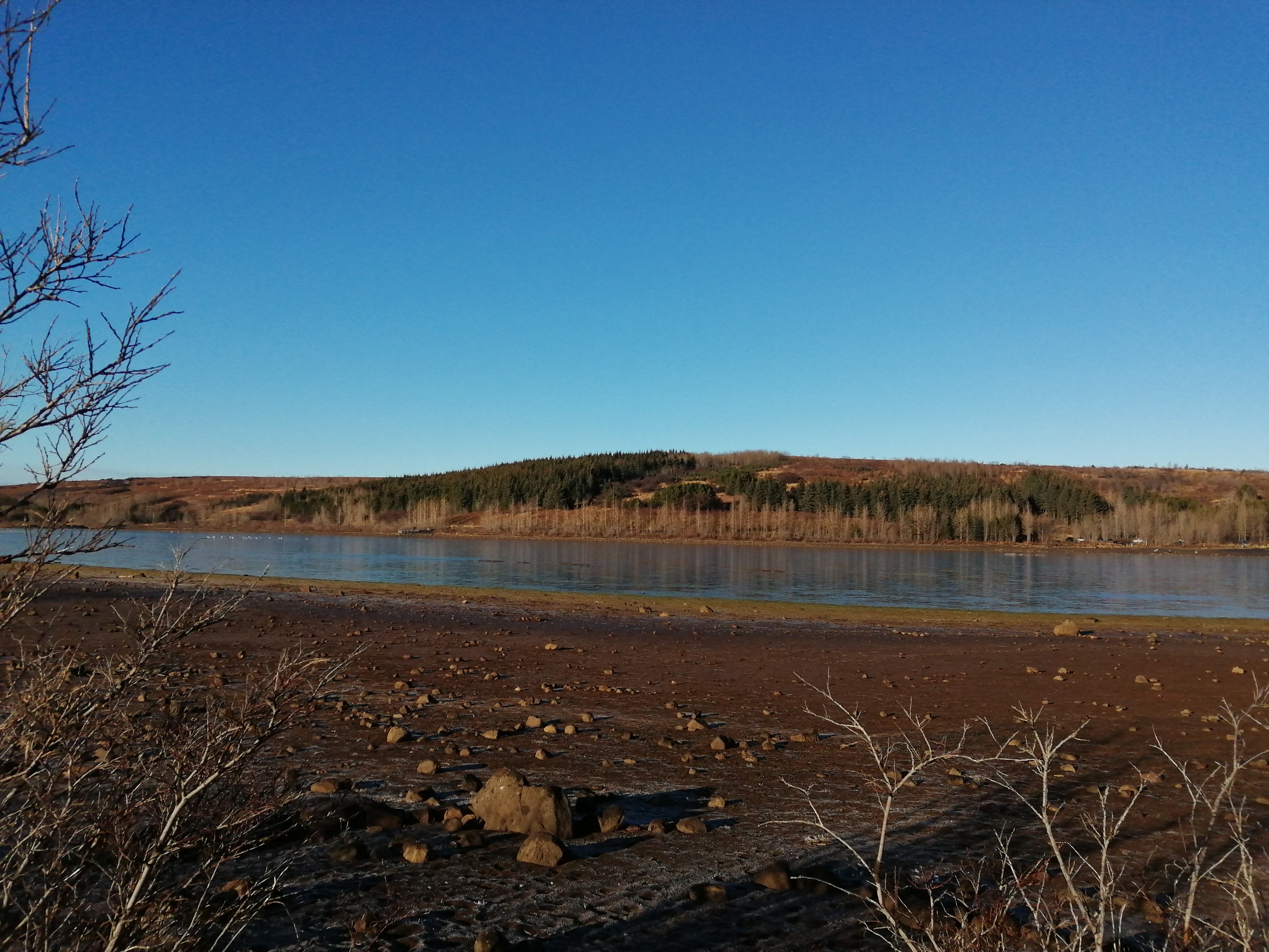 Le lac vu de l'autre côté